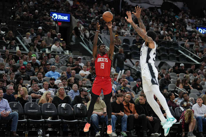 Rockets guard Nate Williams shoots over San Antonio Spurs forward Julian Champagnie.